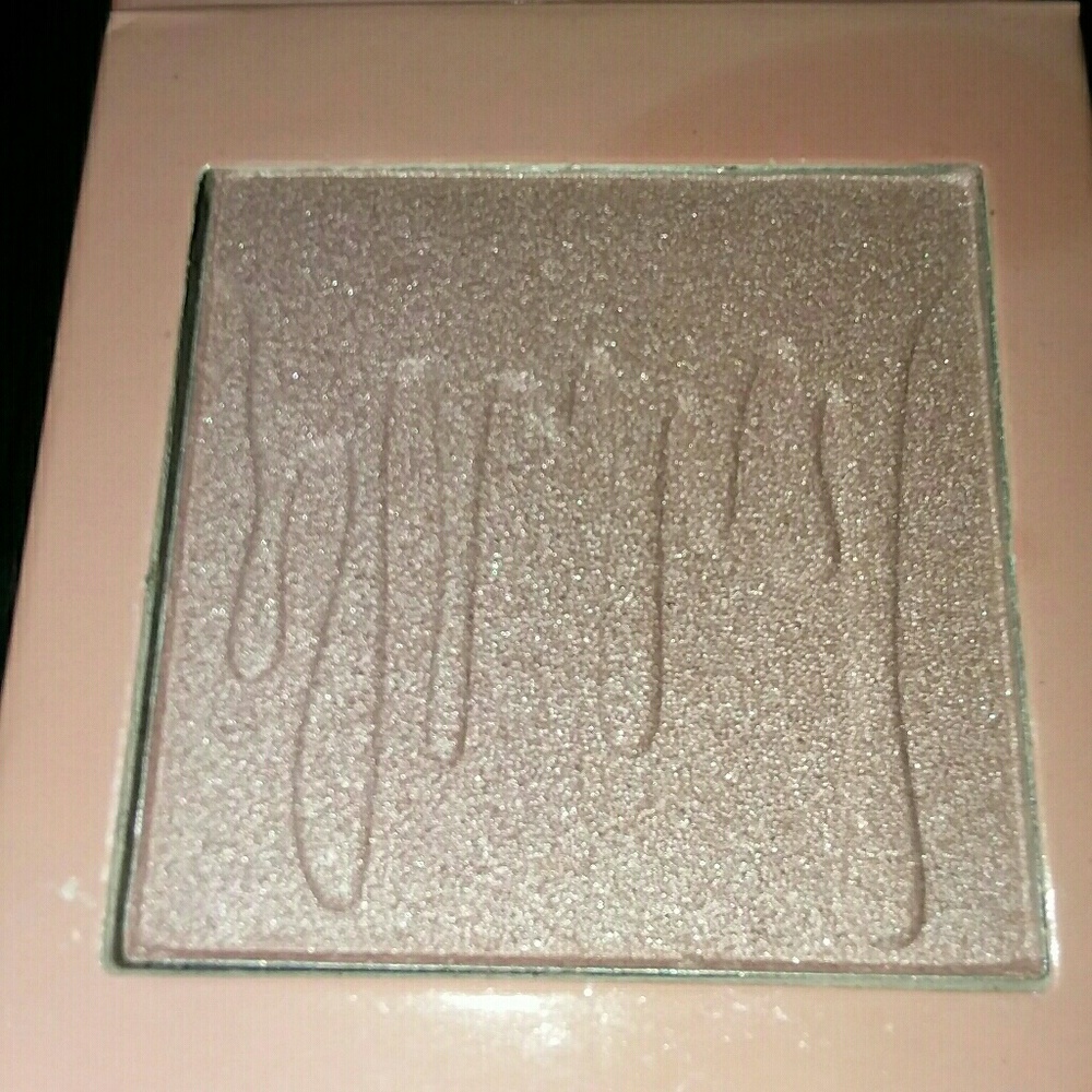 🎊🛍 KYLIE JENNER Pressed Illuminating Powder